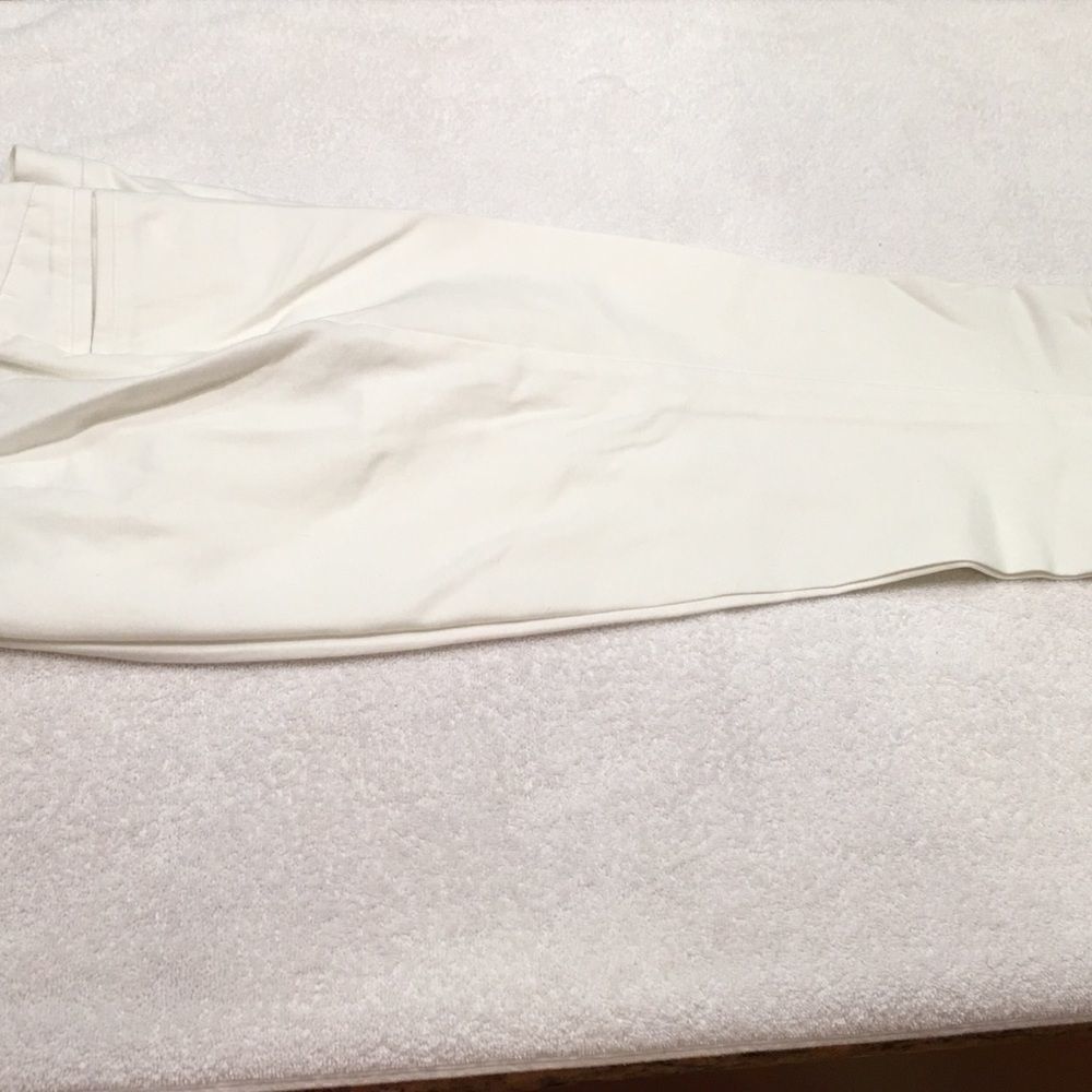 WD white capris size Medium slant front pockets